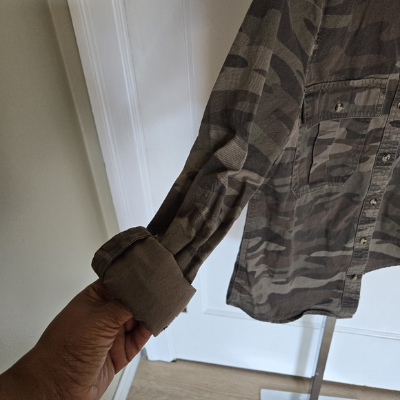 Forever 21 Buttondown Top sz Small Camo - Picture 3 of 5